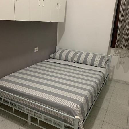 Bedroom low cost di Elisa Quartucciu Extérieur photo