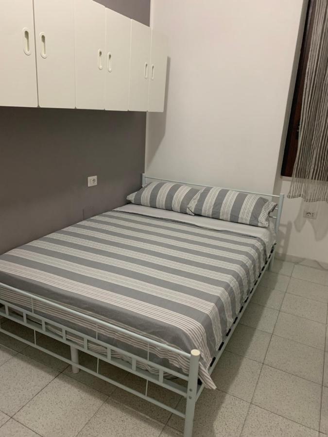Bedroom low cost di Elisa Quartucciu Extérieur photo
